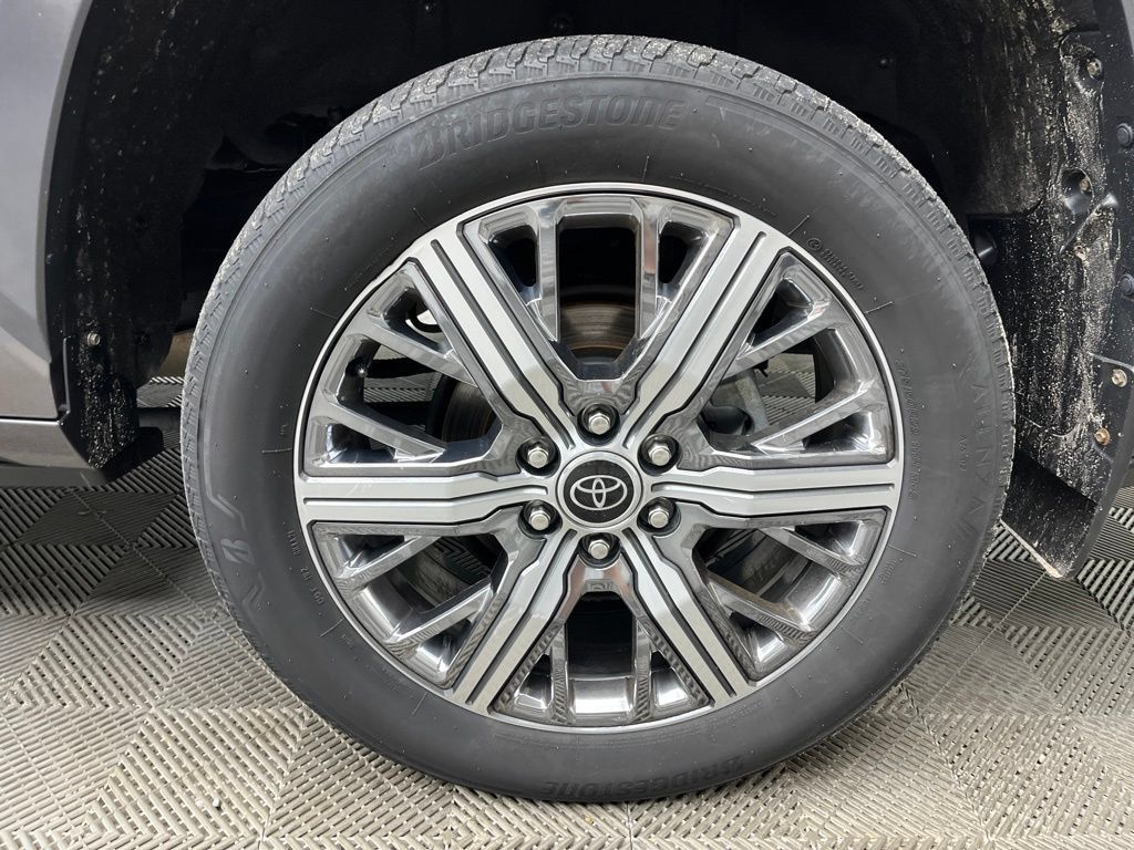 Used 2024 Toyota Sequoia Capstone AWD/4WD image 31