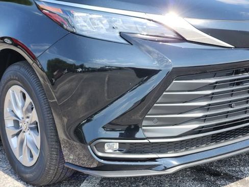 New 2026 Toyota Sienna XLE image 7