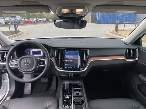 Used 2025 Volvo V60 B5 Cross Country Plus image 32