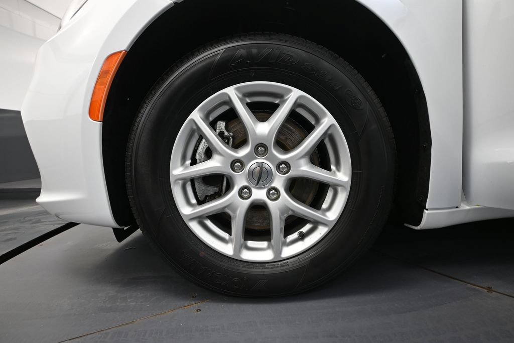 Used 2024 Chrysler Pacifica Touring-L FWD image 12