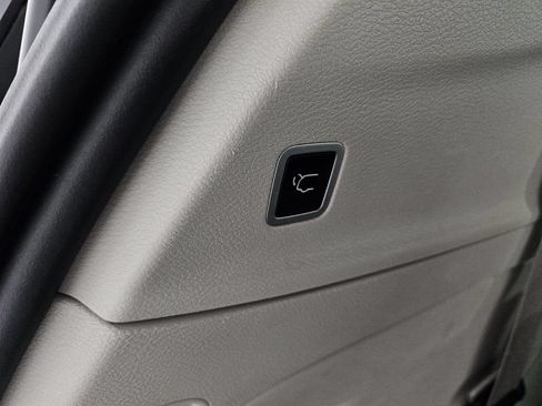 Used 2022 Chrysler Voyager LX FWD image 30
