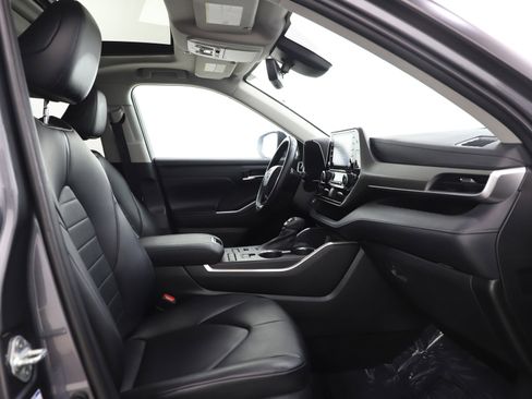 Used 2021 Toyota Highlander XLE image 11