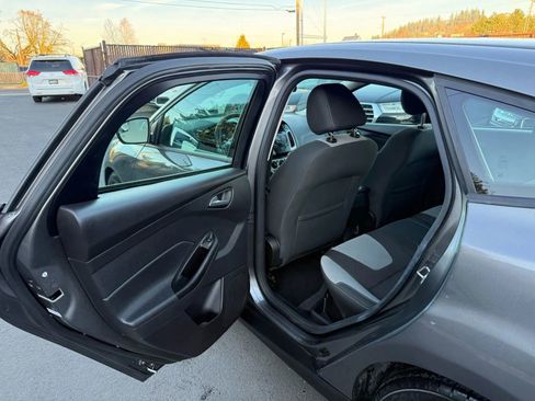 Used 2014 Ford Focus SE w/ SE Sport Package image 10
