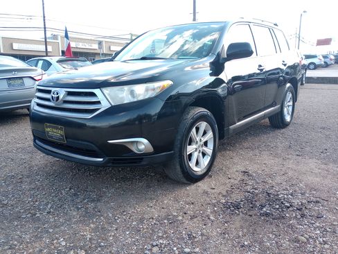 Used 2011 Toyota Highlander 4WD w/ Tech Pkg image 3