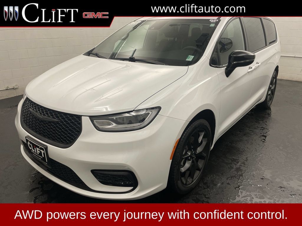 Used 2025 Chrysler Pacifica Limited w/ Trailer Tow Group AWD/4WD image 1