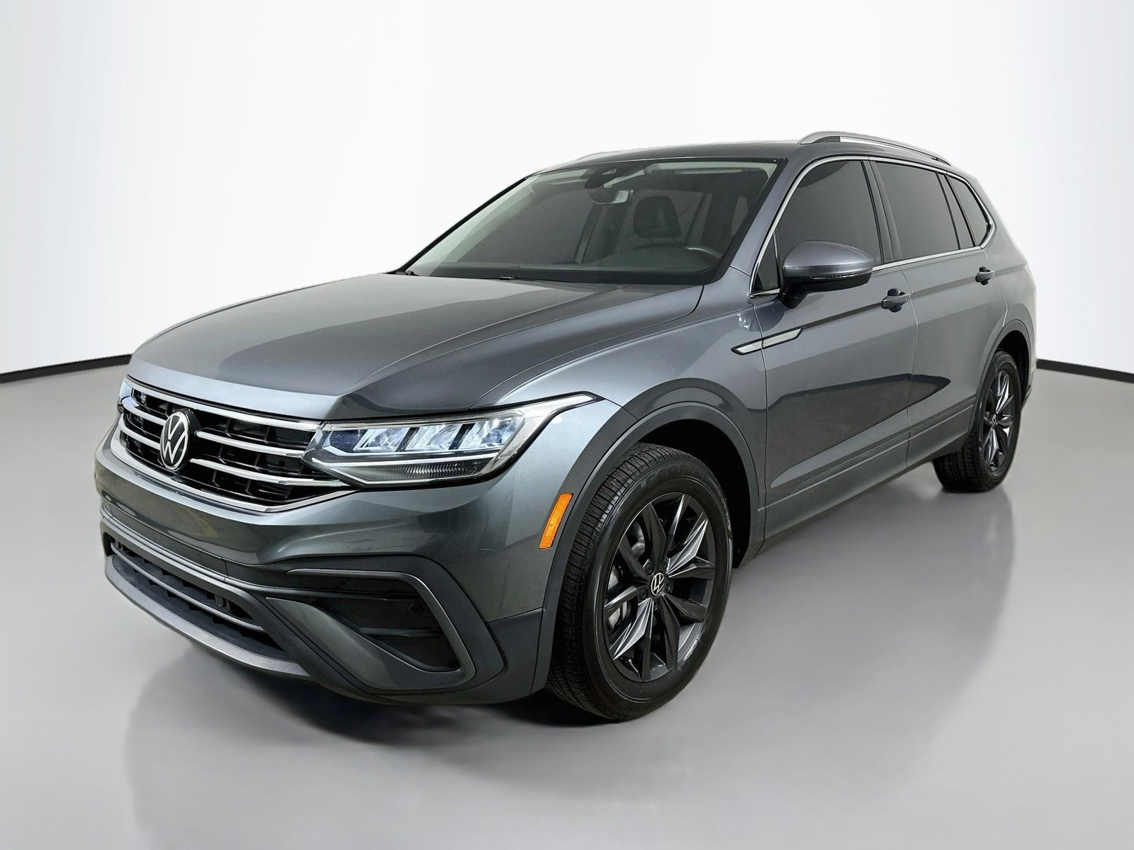 Used 2023 Volkswagen Tiguan SE w/ Panoramic Sunroof Package AWD/4WD image 1