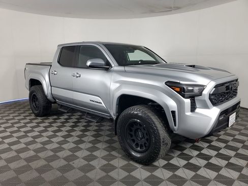 Used 2025 Toyota Tacoma TRD Sport image 2
