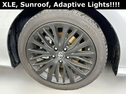 Used 2018 Toyota Camry XLE image 33