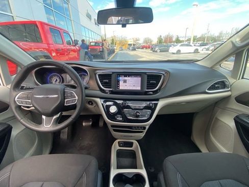 Used 2022 Chrysler Voyager LX image 15