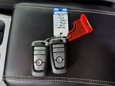 Used 2021 Ford Explorer XLT w/ Equipment Group 202A AWD/4WD image 4