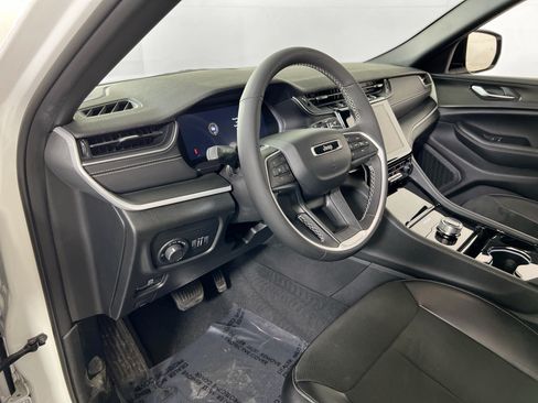 Used 2023 Jeep Grand Cherokee Altitude AWD/4WD image 9