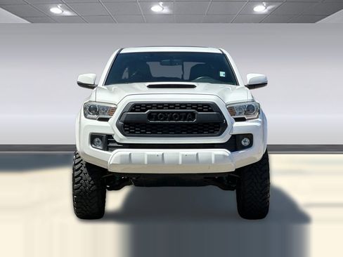Used 2016 Toyota Tacoma TRD Sport AWD/4WD image 5