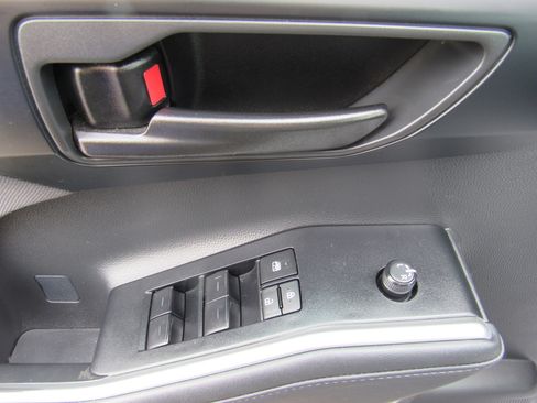 Used 2023 Toyota Highlander L FWD image 13