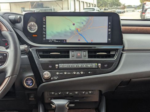 Used 2022 Lexus ES 300h Ultra Luxury image 18