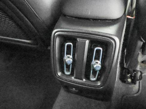 Used 2023 Volvo XC40 Recharge Plus image 23