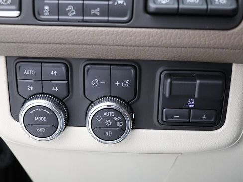 Used 2023 GMC Yukon XL Denali w/ Advanced Technology Package image 32