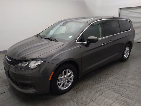 Used 2023 Chrysler Voyager LX FWD image 2