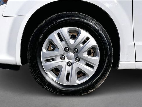 Used 2018 Dodge Grand Caravan SE w/ UConnect Hands-Free Group image 8