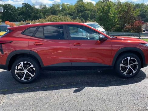 Certified 2024 Chevrolet Trax RS w/ Sunroof Package FWD image 9