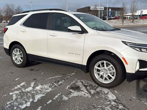 Used 2022 Chevrolet Equinox LT image 2