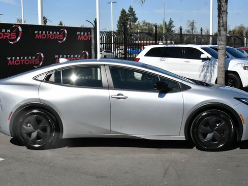 Used 2025 Toyota Prius LE image 9