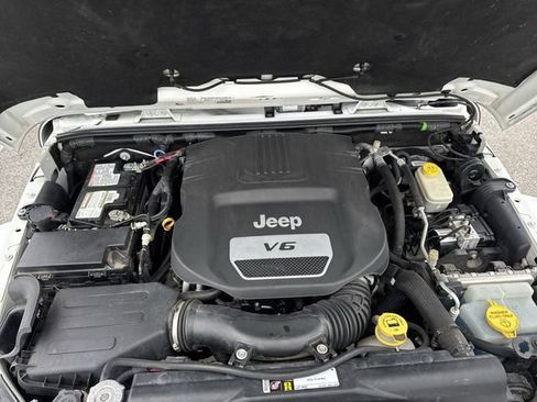 Used 2016 Jeep Wrangler Unlimited Sahara w/ Connectivity Group AWD/4WD image 27