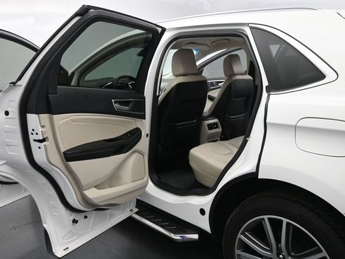 Certified 2020 Ford Edge Titanium FWD image 19