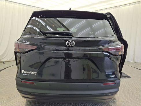 Used 2026 Toyota Sienna XLE FWD image 26