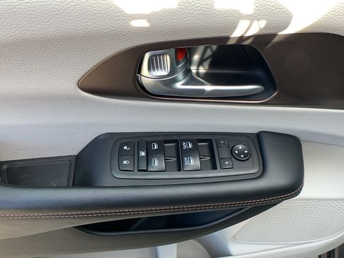 Used 2018 Chrysler Pacifica L FWD image 12