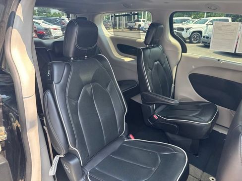 Used 2023 Chrysler Pacifica Limited FWD image 31