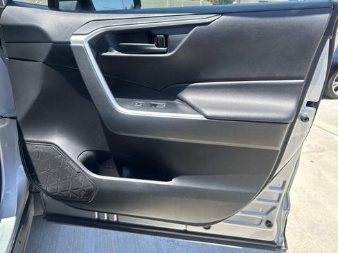 Used 2021 Toyota RAV4 LE AWD/4WD image 13