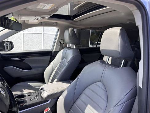 Certified 2021 Toyota Highlander XLE AWD/4WD image 11