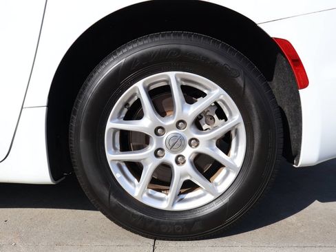 Used 2024 Chrysler Pacifica Touring-L FWD image 39