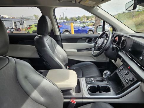 Used 2022 Kia Carnival LX image 7