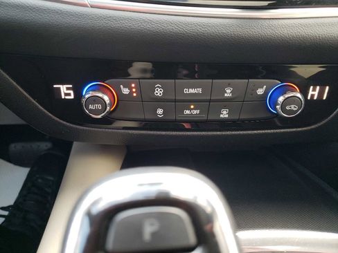 Used 2019 Buick Enclave Essence image 16