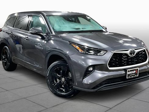 Certified 2022 Toyota Highlander LE image 2