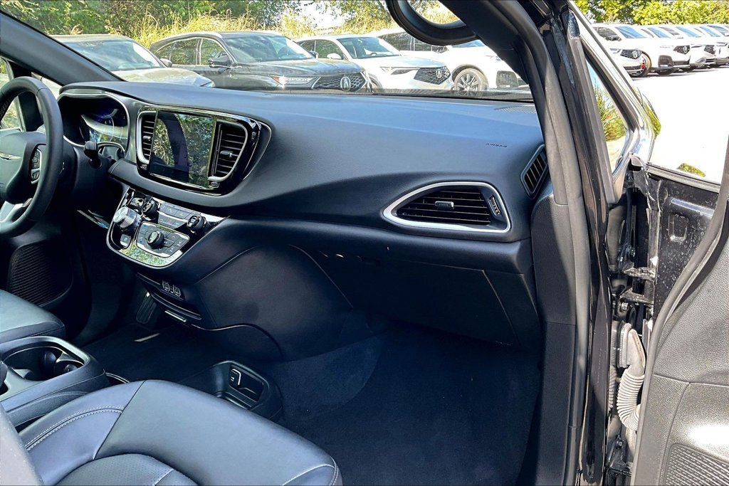 Used 2025 Chrysler Pacifica Select FWD image 19