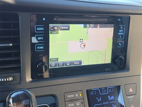 Used 2015 Toyota Sienna L image 18