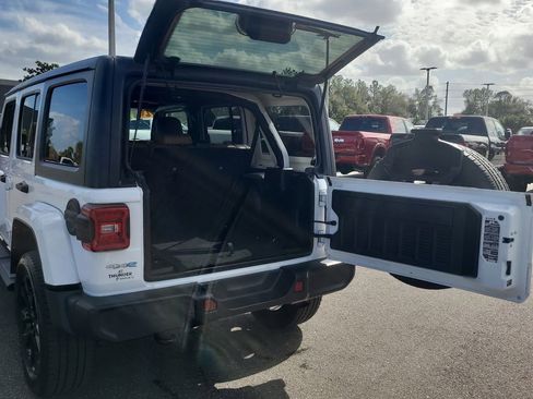 Used 2021 Jeep Wrangler Unlimited Sahara w/ Cold Weather Group image 9