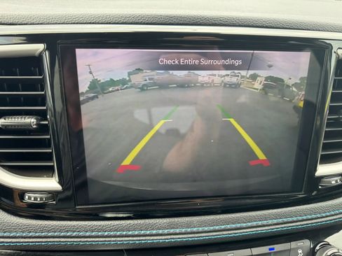 Used 2021 Chrysler Pacifica Touring-L FWD image 9