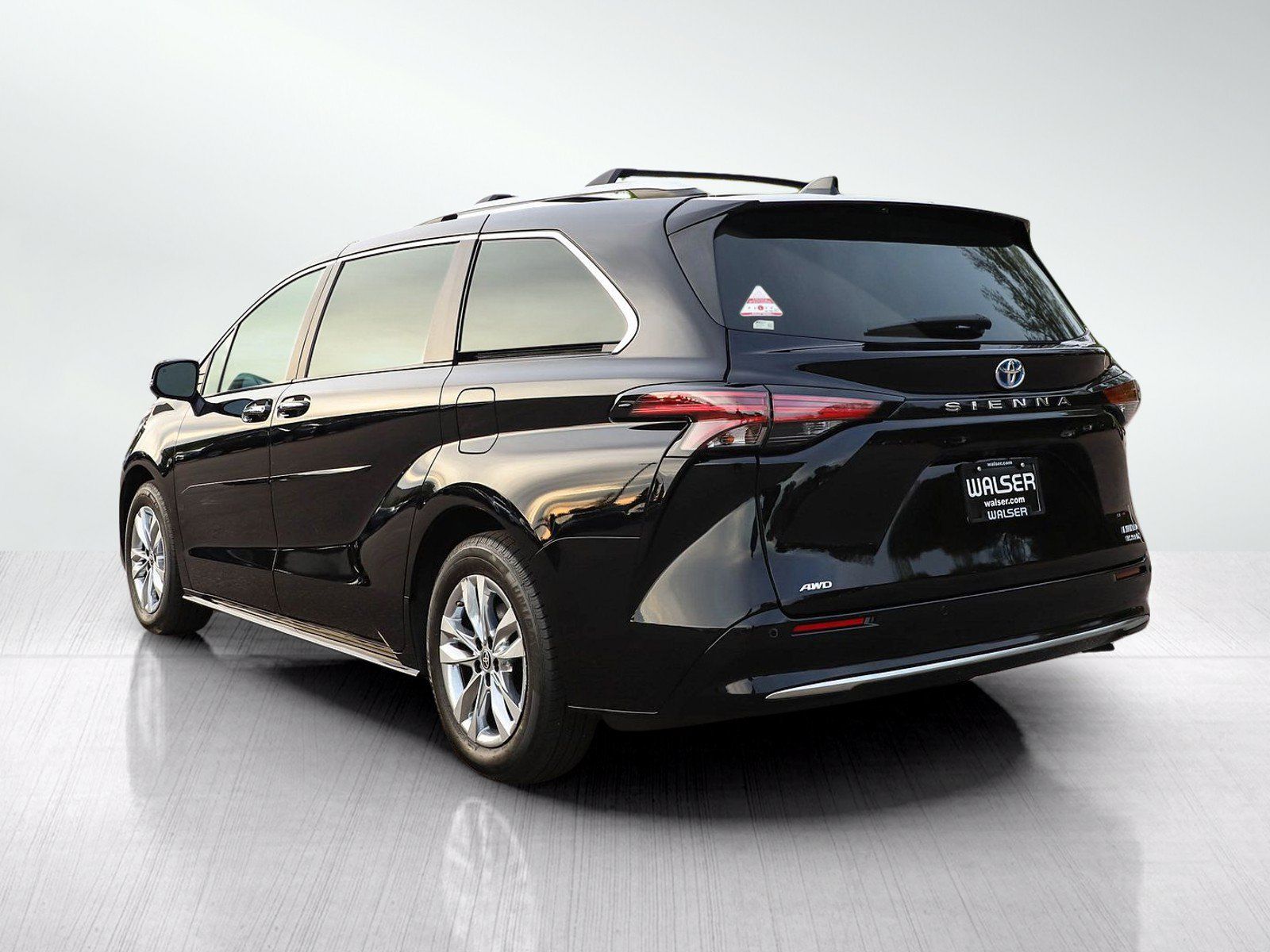 Used 2024 Toyota Sienna Limited AWD/4WD image 3