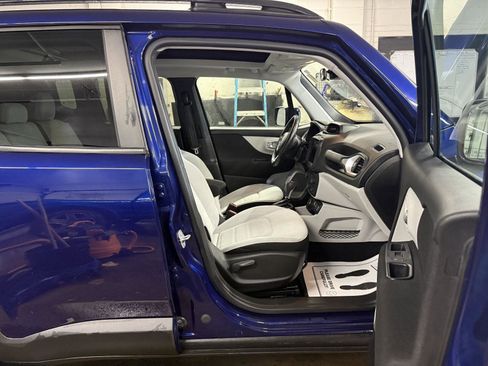 Used 2018 Jeep Renegade Latitude w/ UConnect 8.4 Nav Group AWD/4WD image 26