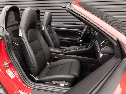 Certified 2025 Porsche 718 Boxster RWD image 30