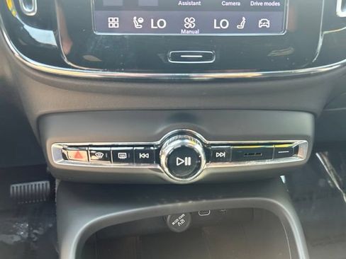 Certified 2025 Volvo XC40 B5 Plus AWD/4WD image 27