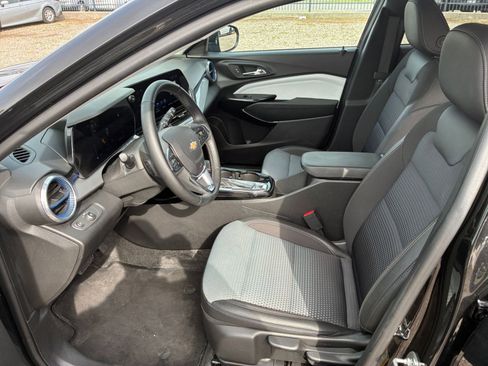 Used 2025 Chevrolet Trax LT w/ LT Convenience Package image 25