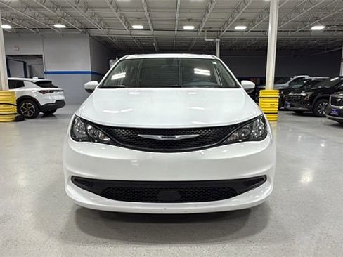 Used 2022 Chrysler Voyager LX image 17