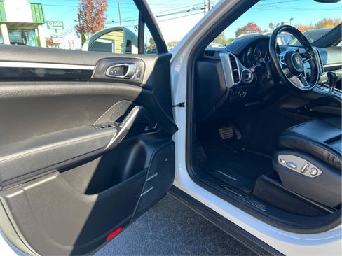 Used 2017 Porsche Cayenne S image 18