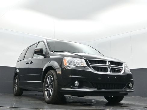 Certified 2017 Dodge Grand Caravan SXT image 26