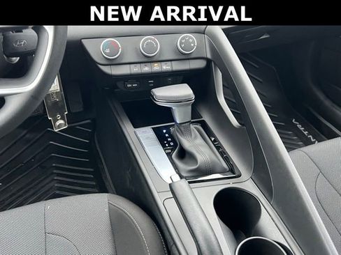 Certified 2025 Hyundai Elantra SE image 17