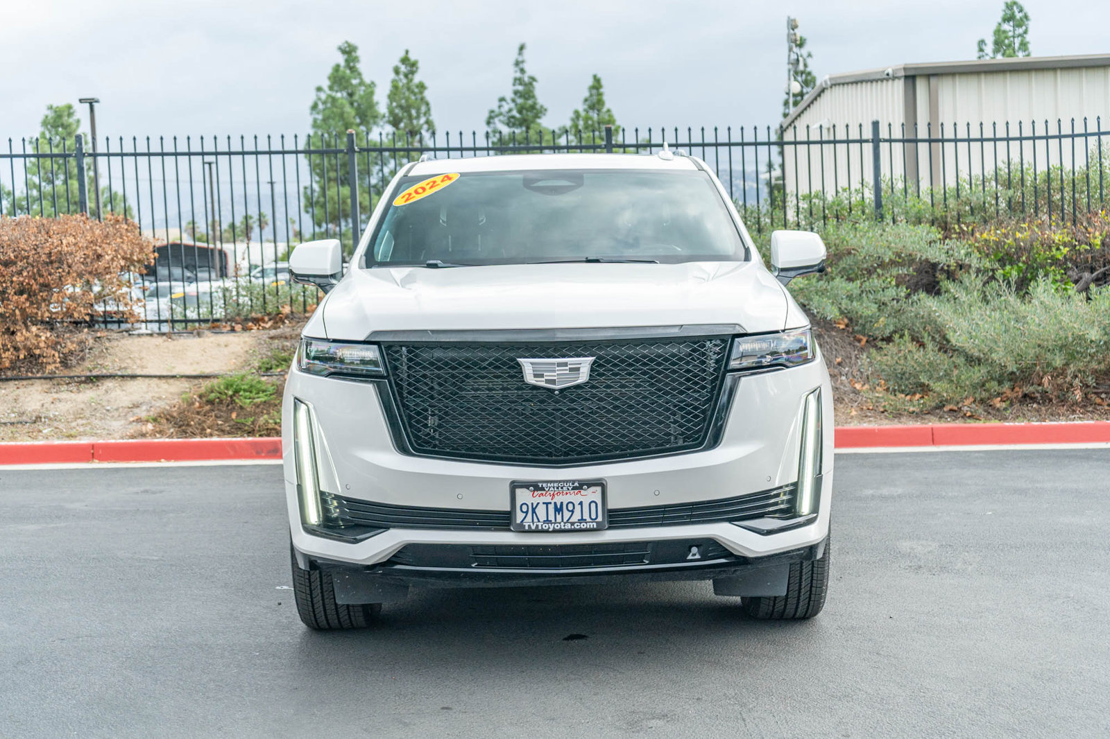 Used 2024 Cadillac Escalade ESV Sport Platinum AWD/4WD image 2